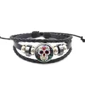 Détail d'un bracelet en cuir tressé multicouche avec une breloque crâne en sucre colorée. - Style Crâne de Sucre Mexicain (XL0196)