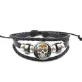 Détail d'un bracelet en cuir tressé multicouche avec breloque Sugar Skull colorée - Style Crâne de Sucre Mexicain (XL0197)