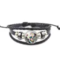 Détail d'un bracelet multicouche en cuir tressé avec un crâne de sucre mexicain coloré. - Style Crâne de Sucre Mexicain (XL0199)