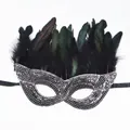 Elegante schwarze Maskerade-Maske mit glitzernden Pailletten und Feder-Akzenten - Paillettenmaske Schwarz