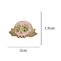 Vue détaillée des dimensions d'une broche en émail tête de mort en rose pastel - Doré