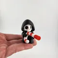 Vue détaillée d'une figurine de la faucheuse mignonne en impression 3D tenant un sucre d'orge - 4.5*4.8*4.8cm / Style B
