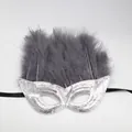 Elegante silberne Pailletten-Maskerade-Maske mit grauen Federn für Party und Karneval - Paillettenmaske Silber