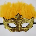 Goldene Pailletten-Maskerade-Maske mit gelben Federn für festliche Partys und Karneval - Gelber Pfeil Pailletten Feder