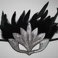Elegante Maskenball-Maske mit silbernen Pailletten und hochwertigen schwarzen Federn für Karneval - Silberne Flamme Pailletten Feder