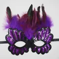 Elegante lila Maskenball-Maske mit glitzernden Pailletten und weichen echten Federn - Lila Blume Pailletten Feder