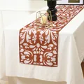 Detalle del camino de mesa con estampado étnico blanco sobre tela marrón - 33x183cm / Estampado Mexicano Marrón Blanco