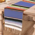 Runner da tavolo messicano tradizionale colorato con nappe bianche su un tavolo in legno - 35x215cm / Blu Largo