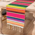 Traditioneller mexikanischer Serape Tischläufer mit bunten Regenbogenstreifen und Fransen - Rosarot
