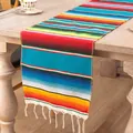 Mexikanischer Tischläufer mit bunten Regenbogenstreifen und weißen Quasten für Deko - See Blau