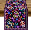 Bunter Tischläufer mit Tag der Toten Zuckerschädel- und Blumendruck auf lila Stoff - Style-2 (Deep Purple Day of the Dead) / 33x90cm