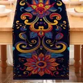 Vista dettagliata del runner da tavola messicano con vivace motivo floreale e base blu scuro - 33x91cm / Stile Folclore Messicano Blu
