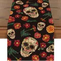Vista detallada del camino de mesa de lino con calaveras de azúcar y flores de cempasúchil - Estilo De Calavera Cempasúchil Negra (3) / 33*183cm
