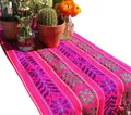 Vue détaillée des motifs tissés vibrants sur un chemin de table mexicain rose avec glands. - 35*215+10*2 Gland / Rose Rouge