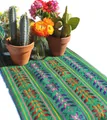 Détail d'un chemin de table mexicain avec broderies florales colorées sur fond vert - 35*215+10*2 Gland / Vert