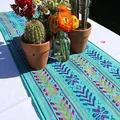 Gros plan d'un chemin de table mexicain vibrant avec broderies et décor de cactus - 35*215+10*2 Gland / Bleu clair
