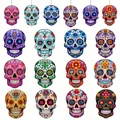 Vue détaillée de pendentifs tête de mort en bois pour décoration de fête du Jour des Morts. - Style A / Ensemble de 24 pièces