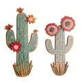 Dettaglio di due decorazioni murali artigianali in legno a forma di cactus messicano. - Cactus Stile A2 (Singolo Destro)