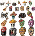 Vue détaillée d'ornements en bois colorés pour le Jour des Morts avec crânes et guitares - Style D / Lot de 12