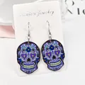 Gros plan détaillé des boucles d'oreilles tête de mort violettes sur une carte à bijoux - Style 5 (Impression Couleur)