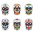 Vue détaillée de six pendentifs en bois tête de mort colorés pour la fête d'Halloween - Style Jour des Morts / Lot de 18