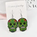 Gros plan détaillé du motif de tête de mort mexicaine vibrante imprimé sur boucles d'oreilles - Style 8 (Impression Couleur)