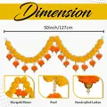 Vista detallada de guirnalda de flores de cempasúchil de 127cm con perlas y latkan manual - Naranja