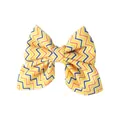 Vue détaillée d'un nœud pour cheveux coloré avec motif zigzag jaune et orange pour enfants. - Style Motif Vague Jaune (TDNL055-2)