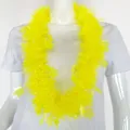 Leuchtend gelbe Party-Girlande mit Sternen, präsentiert auf einer weißen Schaufensterpuppe - Hals Girlande / Fluoreszierendes Gelb