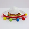 Mini sombrero mexicano blanco con pompones de colores y ribete rojo de fiesta. - Estilo de Diadema / Estilo de Fieltro Blanco con Pompones Rojos (43) / Felpa Blanca (43)