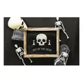 Mexikanisches Banner zum Tag der Toten mit Totenkopf-Motiv für die Halloween-Party-Deko - Weißer Totenkopf Und Grabstein (WLJ026-02) / 180x110cm / Schwarz