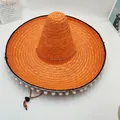 Vista detallada de un sombrero de paja mexicano naranja brillante con pompones blancos decorativos - L (58-60cm) / Naranja