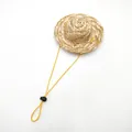 Detailansicht des Mini-Strohhuts für Haustiere mit einem verstellbaren gelben Band - Größe S (10cm Durchmesser) / Natürliches Weizenstroh