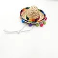 Vue de dessus d'un petit chapeau de paille mexicain avec pompons colorés et ruban - Taille L (16cm Diamètre) / Style Pompon Coloré
