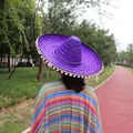 Vue détaillée d'un sombrero mexicain en paille violet vif orné de pompons blancs - 53CM Diamètre / Violet
