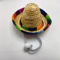 Detail eines Mini-Strohsombreros mit buntem Rand und verstellbarem Kinnriemen - Durchmesser 10.5cm / Naturfarbener Hut + Weißes Kinnband