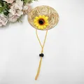Detaillierte Nahaufnahme eines Mini-Haustier-Strohhuts mit einer gelben Sonnenblume - Größe S (Durchmesser 10cm) / Natürliches Stroh (Sonnenblume Stil 1)