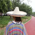 Vue arrière d'un chapeau mexicain traditionnel en paille avec des pompons blancs décoratifs - 53CM Diamètre / Beige