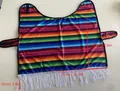Detailansicht mit Abmessungen des gestreiften Haustier-Ponchos im mexikanischen Stil - L / Regenbogenstreifen Umhang Hut Set