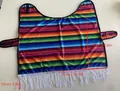 Detailansicht des mexikanischen Ponchos für Haustiere mit Längen- und Breitenmaßen in cm und Zoll. - Umhang / L