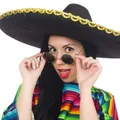 Modella che indossa un sombrero messicano nero e un set poncho a righe colorate. - Taglia unica / Set Cappello in Tessuto Non Tessuto e Mantello