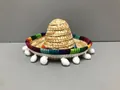 Dettaglio di mini cappello di paglia messicano con bordo colorato e pompon bianchi - Misura 6