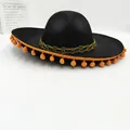 Detailweergave van een zwarte Mexicaanse sombrero met oranje pompons en goud-afwerking - Vilt Sombrero / Oranje Pompon