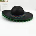 Detailweergave van een zwarte Mexicaanse sombrero met borduursel en groene pompons. - Vilt Sombrero / Groen Met Pompon