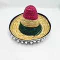 Detailansicht eines dreifarbigen mexikanischen Sombreros mit weißen Bommeln und Strohgewebe - L (58-60cm) / Durchmesser 35cm / Bunt