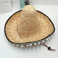Nahaufnahme eines mexikanischen Strohhuts mit weißen Pompons und buntem Kordeldetail. - L (58-60cm) / Durchmesser 45cm / Natur mit Pom Poms
