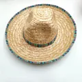 Hochwertige Draufsicht auf einen mexikanischen Strohhut mit buntem geometrischem Band - L (58-60cm) / Vier Ecken / Durchmesser 40CM / Natur mit Blauem Rand