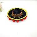 Vista detallada de un mini sombrero mexicano negro con ala amarilla y pompones rojos. - Fieltro Negro (Style 1) / Diámetro 16cm / Sombrero Negro Pompón Rojo (Style 1)