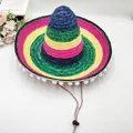 Vue détaillée d'un chapeau de paille mexicain arc-en-ciel avec pompons blancs de fête - L (58-60cm) / Paille Colorée Style 3 / Diamètre 45cm