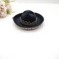 Vista detallada de un pequeño sombrero mexicano negro con borde dorado para decoración de fiesta - Fieltro Negro (Style 2) / Diámetro 16cm / Sombrero Negro Borde Café (Style 2)